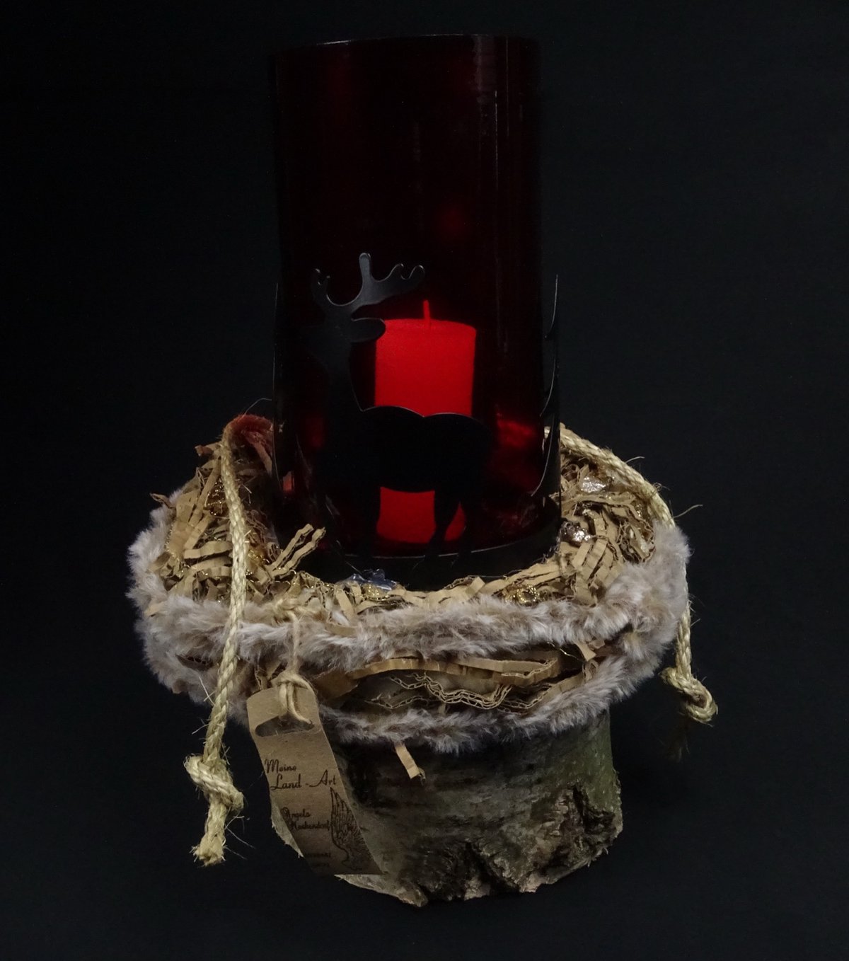 Rotes Glas-Windlicht mit Elch auf Birkenstamm