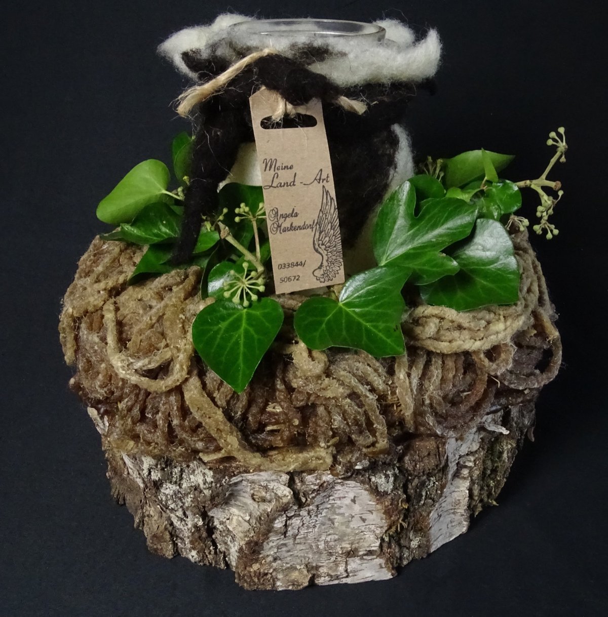 Windlicht mit schwarz-weißer Filzwolle auf Birkenscheibe