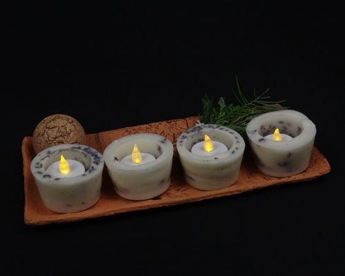 Handgetöpferter Tonteller mit Moos und Teelicht