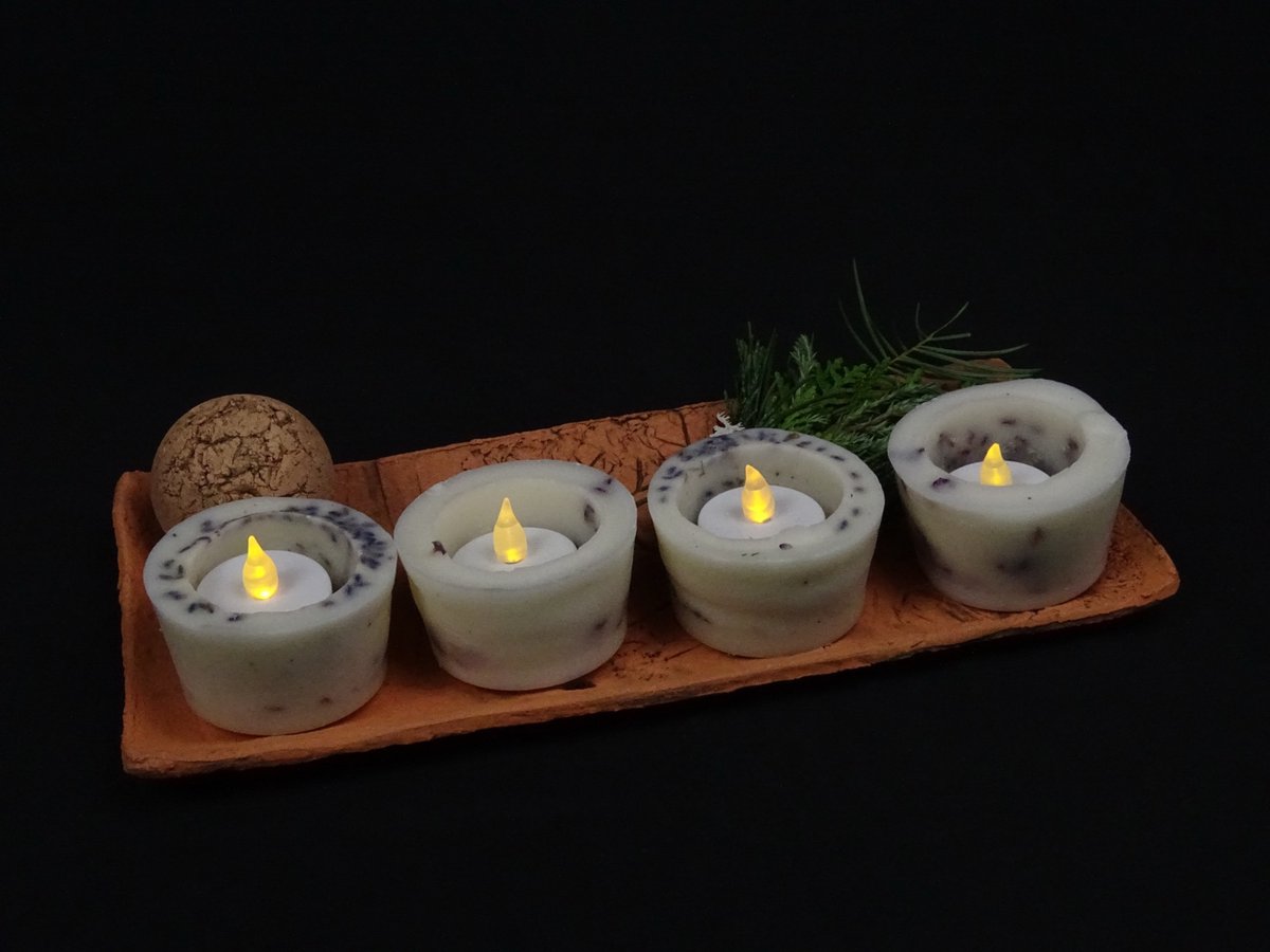 Lavendel-Teelichter auf Tonteller