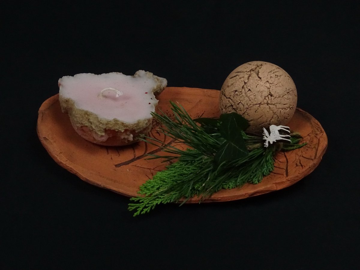 Herzkerze auf Tonteller mit Tonkugel