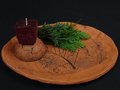 Großer runder Tonteller mit Tonkugel-Kerzenhalter