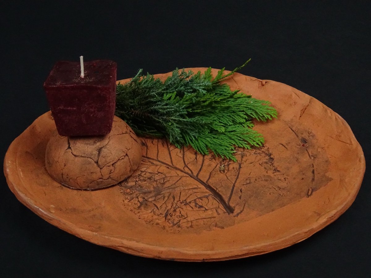 Großer runder Tonteller mit Tonkugel-Kerzenhalter