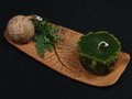 Tonteller mit Tonkugel und grüner Kerze