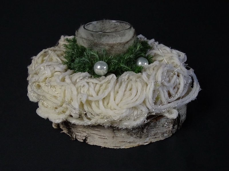 Windlicht mit weißem Wollnest und Silberperlen