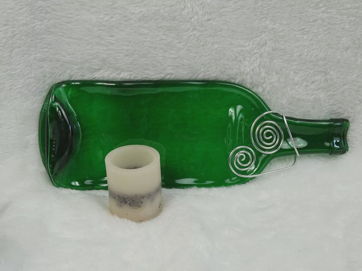 Flaschendeko grüne Weinflasche mit zylindrischer Kerze