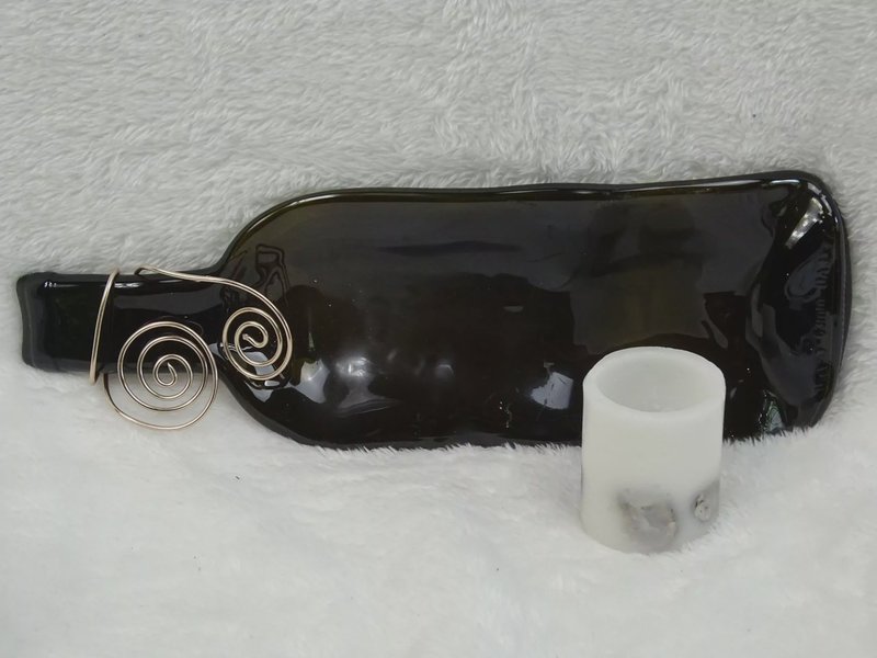 Flaschendeko dunkle Flasche mit Kupfer-Spiraldraht