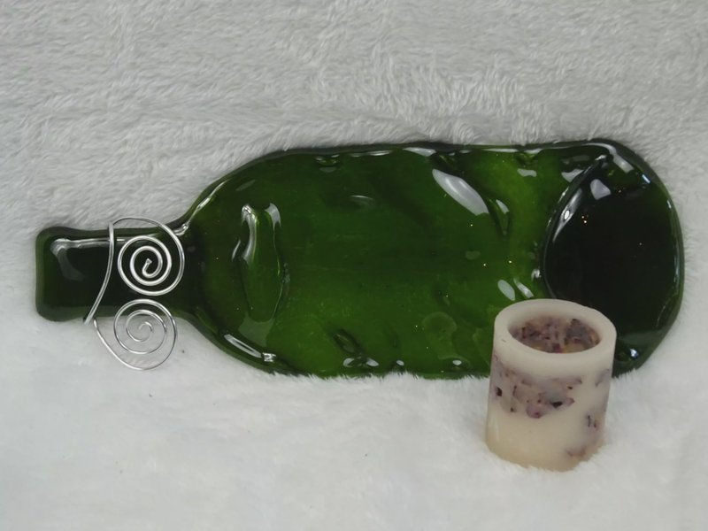 Flaschendeko grüne Flasche mit Silberdraht und Blütenkerze