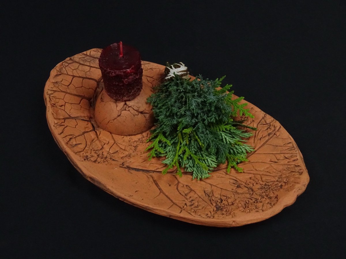 Ovaler Tonteller mit dunkelroter Kerze und Elch