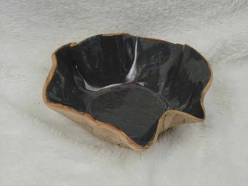 Töpferschale mit schwarzer Glasur und Naturrand