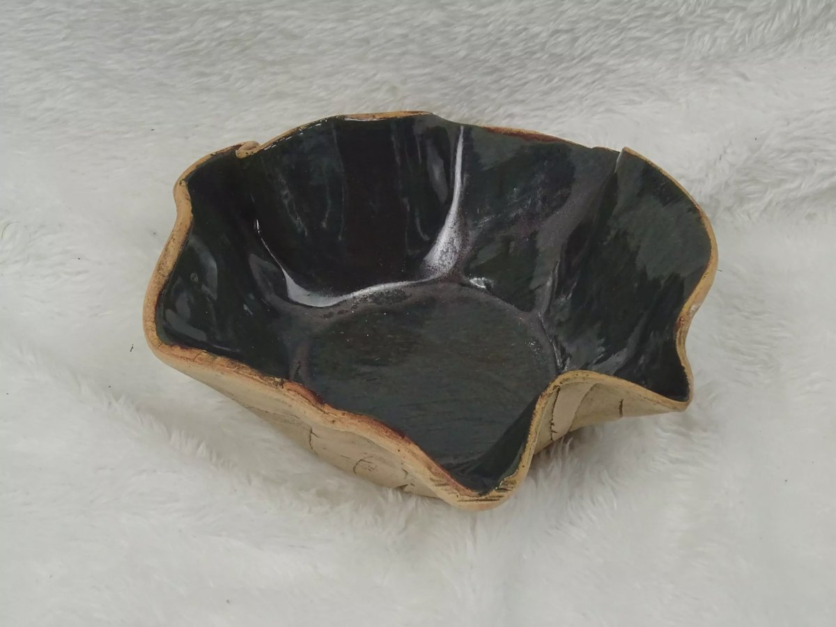 Töpferschale mit schwarzer Glasur und Naturrand