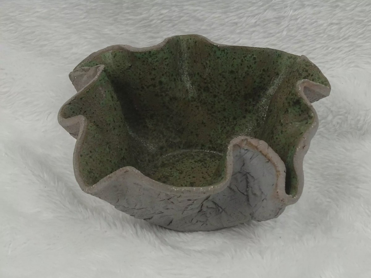 Töpferschale grün-gesprenkelt mit grauem Ton