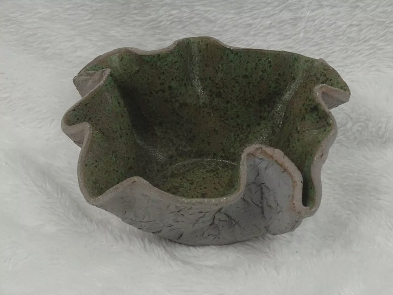 Töpferschale grün-gesprenkelt mit grauem Ton