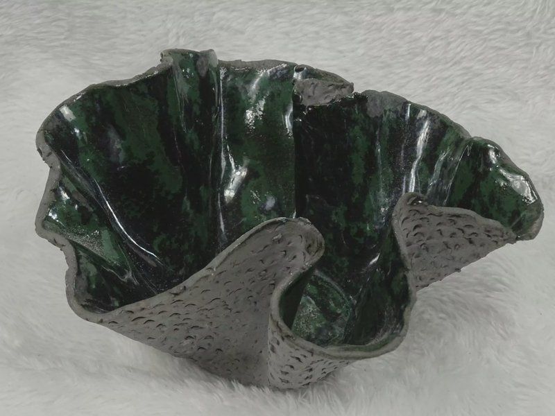 Große Töpferschale mit tiefgrüner Glasur und Schuppenstruktur