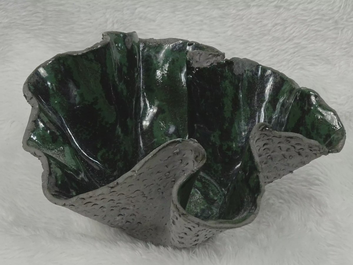 Große Töpferschale mit tiefgrüner Glasur und Schuppenstruktur