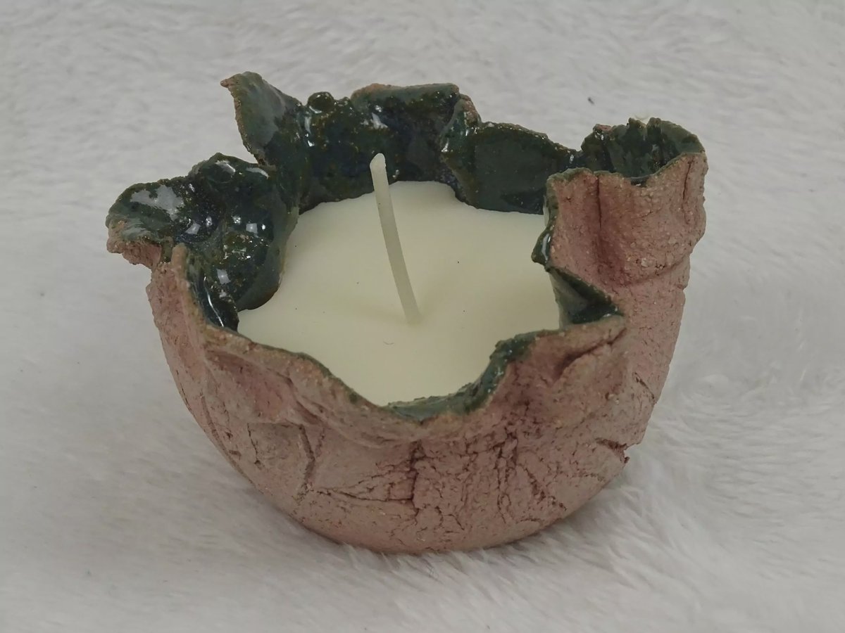 Terracotta-Keramikgefäß mit Wachs und dunkelgrüner Glasur