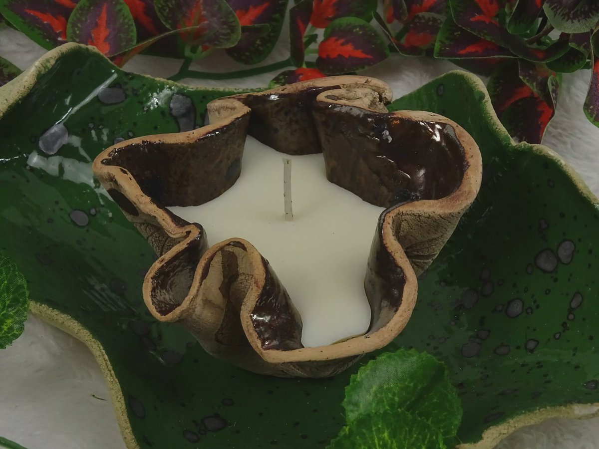 Keramik-Wachslicht auf grünem Tonteller (braun)