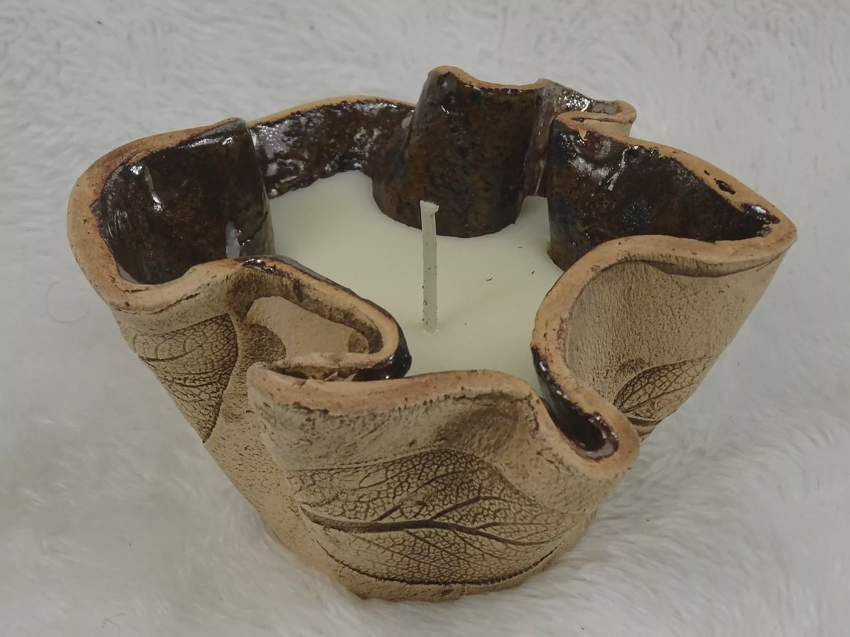 Keramikgefäß mit Blattprägung und Wachskerze (dunkelbraun)