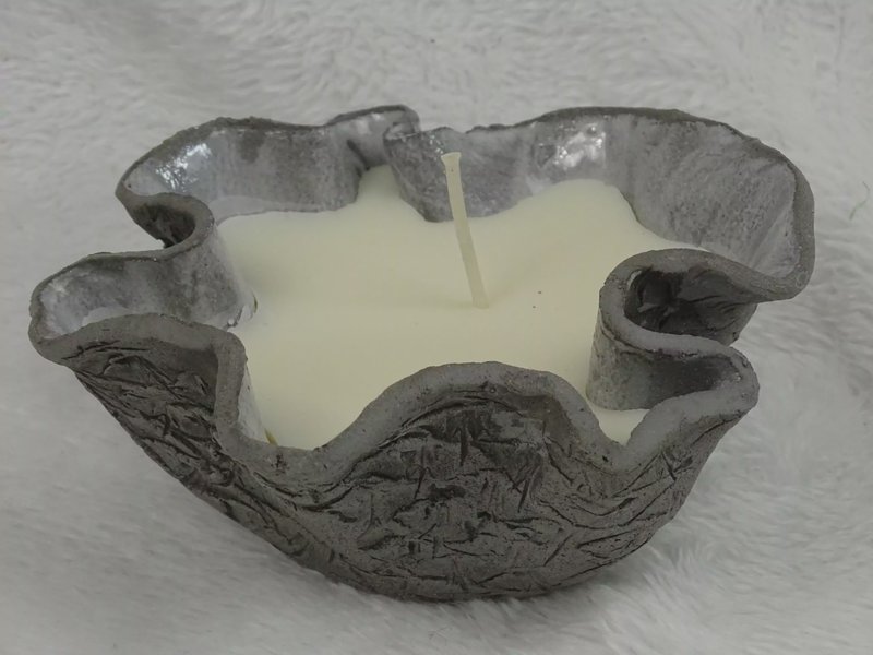 Graues Keramikgefäß mit Silberglasur und Wachskerze