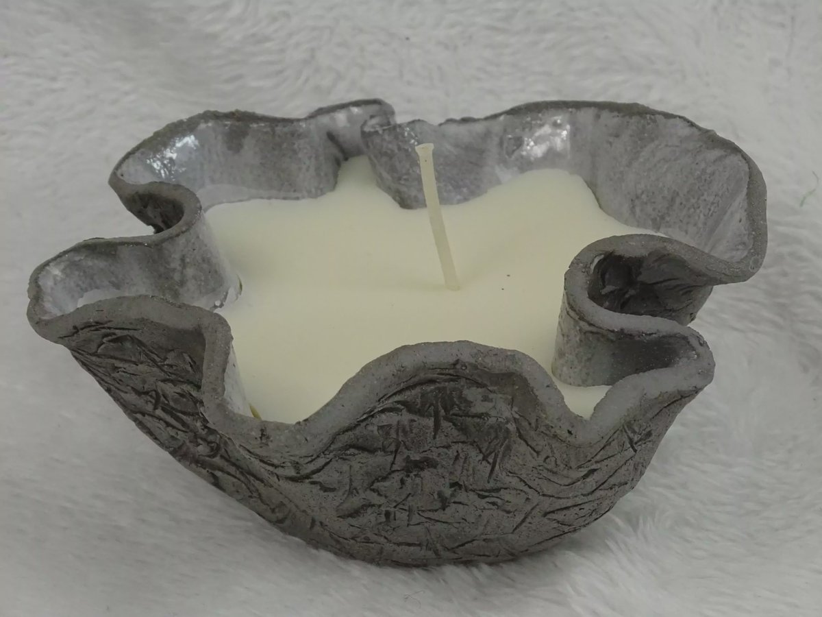 Graues Keramikgefäß mit Silberglasur und Wachskerze