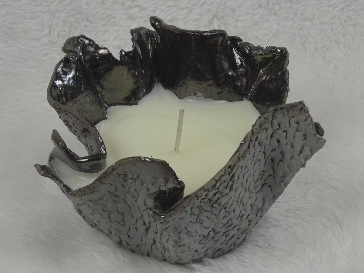 Dunkelgraues Keramikgefäß mit Schuppenstruktur und Wachs