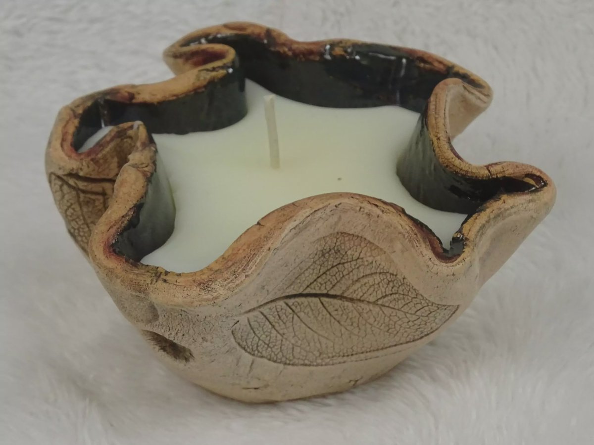 Keramikgefäß mit Blattprägung und Wachskerze (terracotta/schwarz)