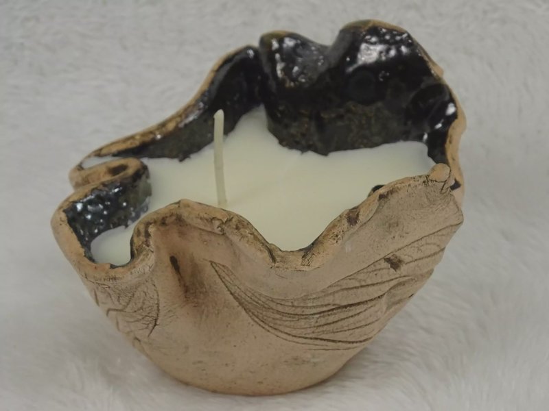 Keramikgefäß mit Wellenstruktur und Wachskerze (schwarz/terracotta)