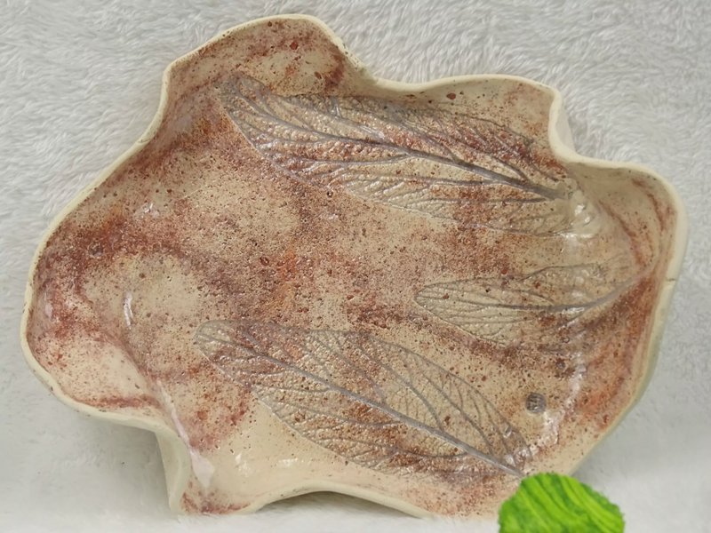 Blattprägung-Tonteller mit rötlicher Glasur (Nahaufnahme)