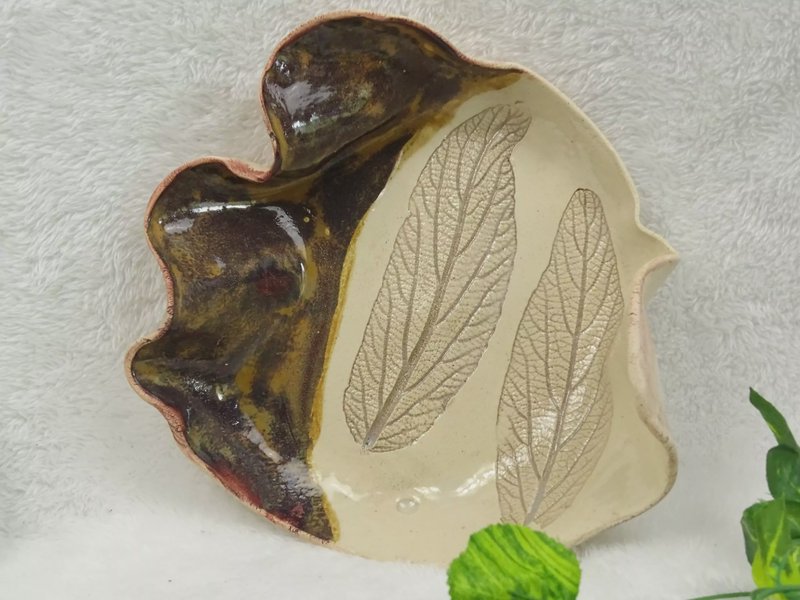 Blattprägung-Tonteller halb dunkelbraun, halb creme