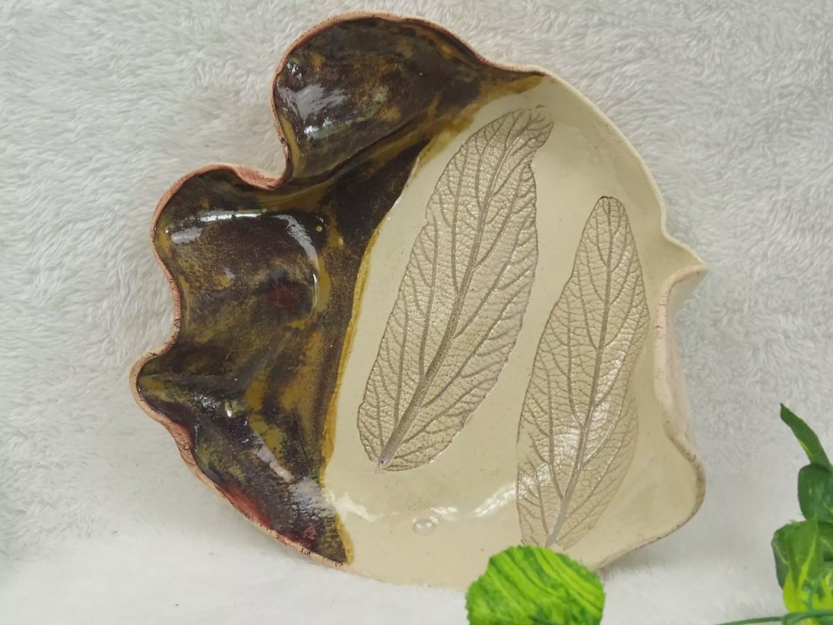 Blattprägung-Tonteller halb dunkelbraun, halb creme