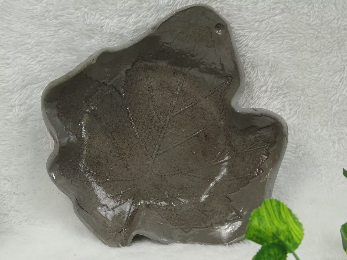 Ahornblatt-Tonteller in Dunkelgrau