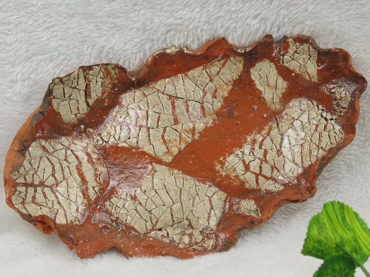 Großer länglicher Tonteller mit Terracotta-Craquelé