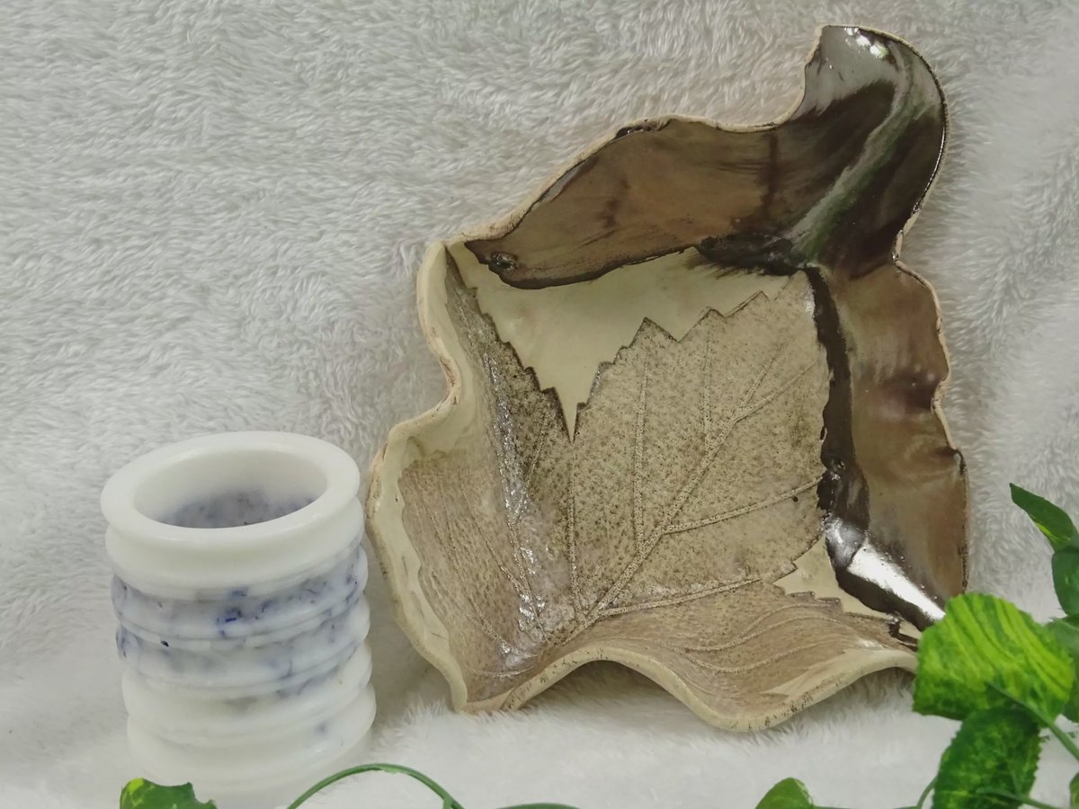 Blattförmiger Tonteller mit brauner Glasur und Kerzenhalter