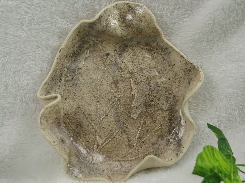 Blattförmiger Tonteller in Beige-Braun