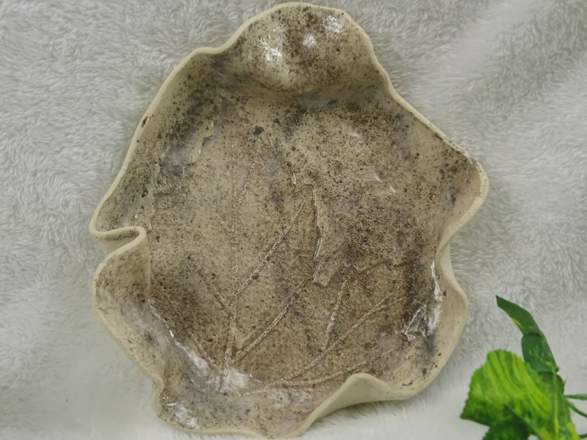 Blattförmiger Tonteller in Beige-Braun