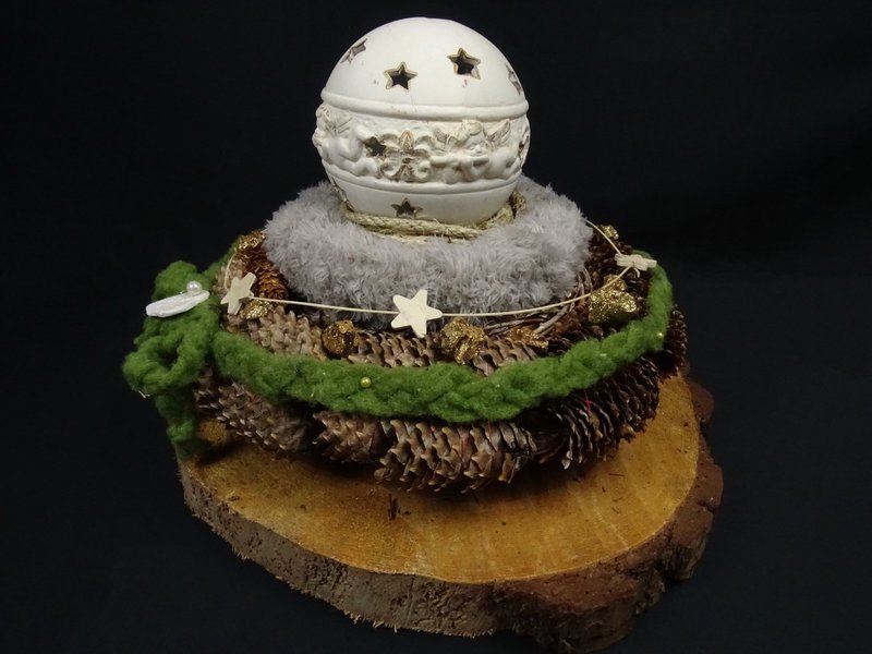 Keramik-Sternkugel auf Zapfenkranz