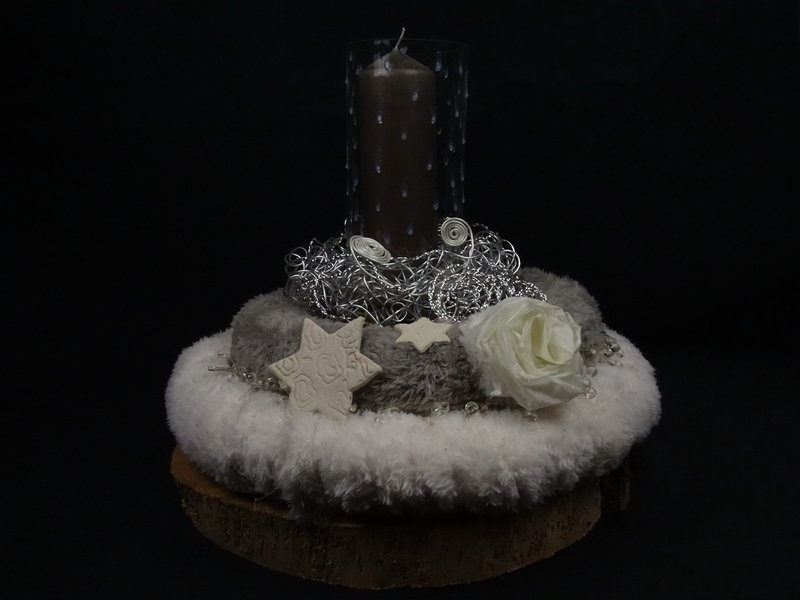 Gesteck mit Fellkranz und Tonsterne auf Baumscheibe