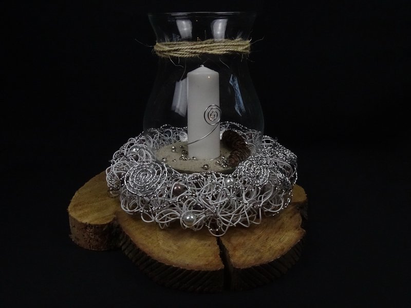 Große Glasvase mit Silberdrahtkranz auf Baumscheibe