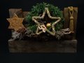 Holzkiste mit Seilstern und Thuja-Kranz