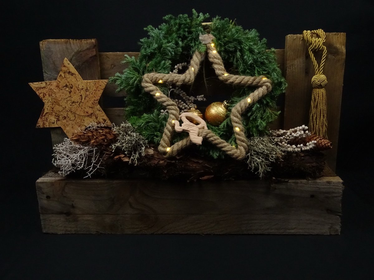 Holzkiste mit Seilstern und Thuja-Kranz