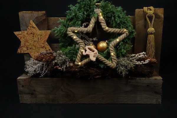 Rustikale Holzkisten-Deko mit Seilstern und Thuja-Kranz