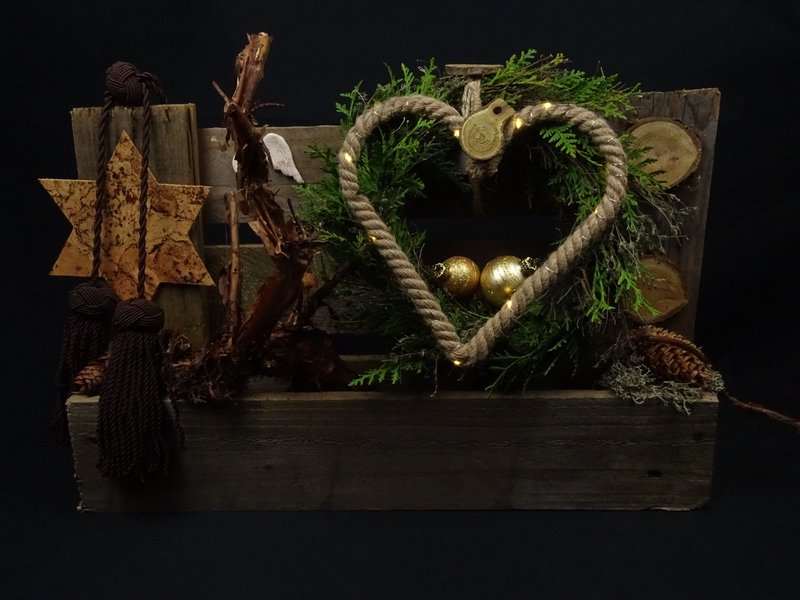 Holzkiste mit Seilherz und Korkstern