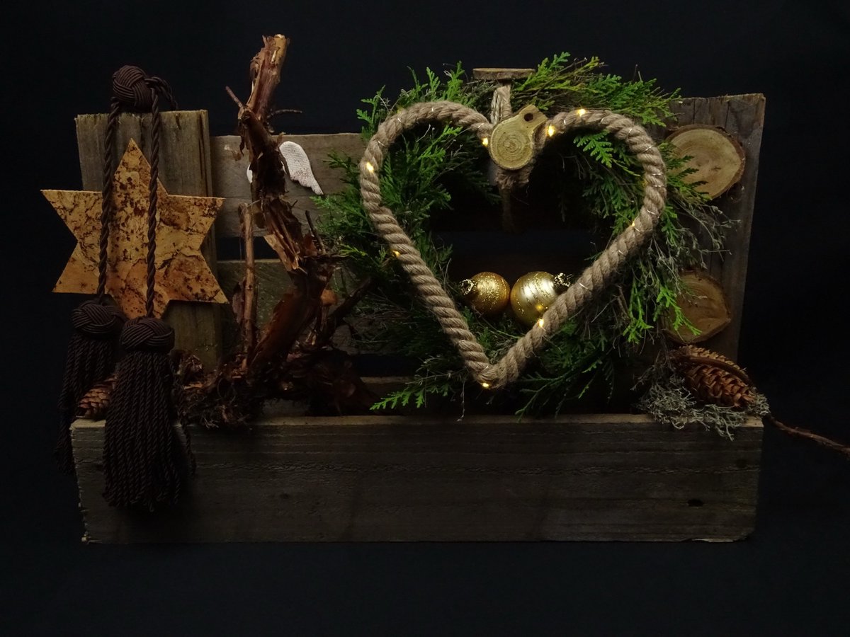 Holzkiste mit Seilherz und Korkstern