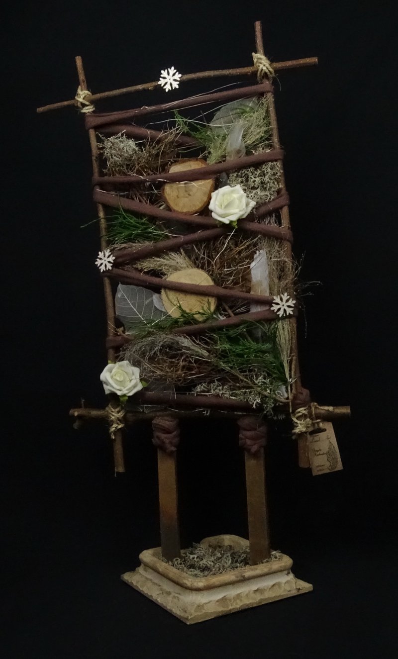 Dekostuhl mit weißen Rosen und Schneeflocken