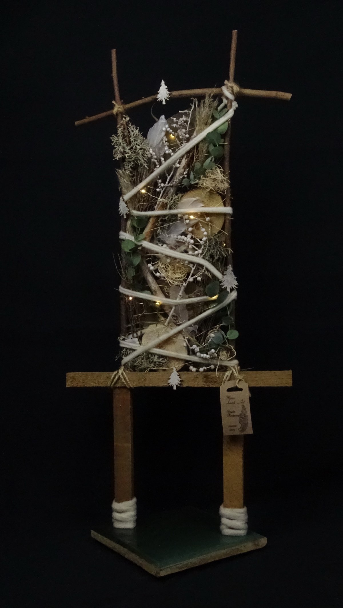 Dekostuhl mit Lichterkette und Tannenbäumchen