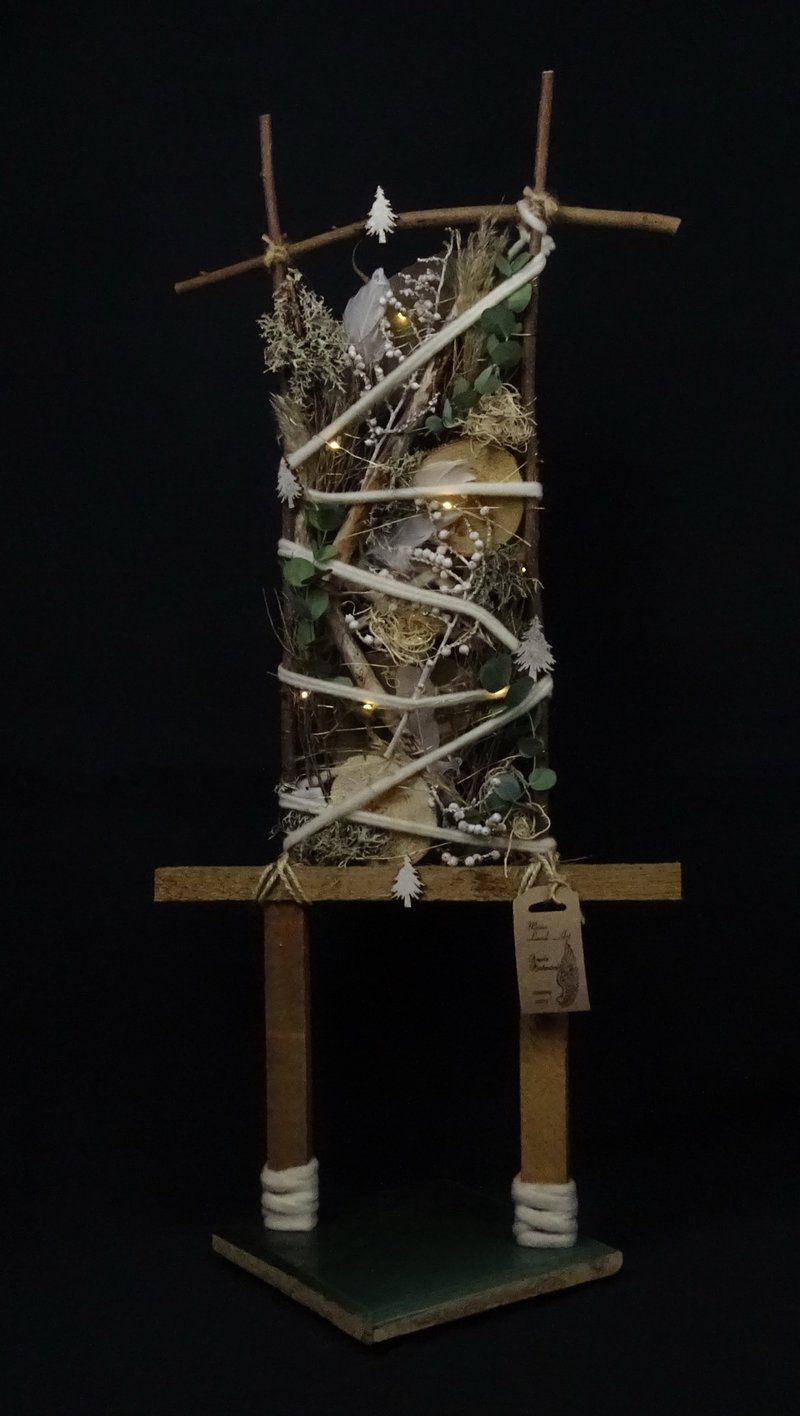 Dekostuhl mit Lichterkette und Tannenbäumchen