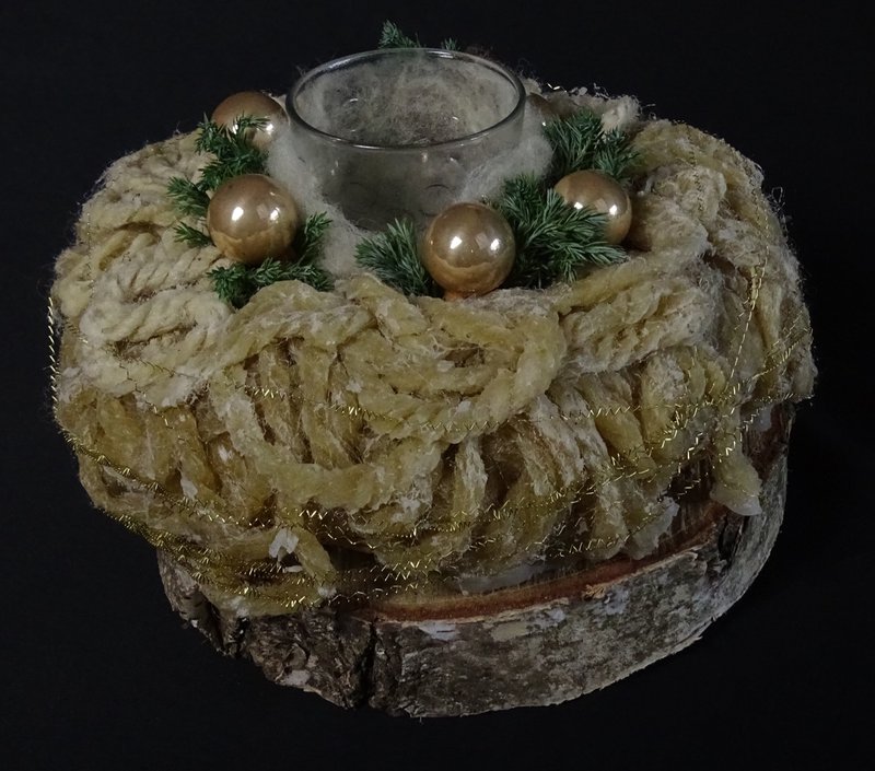 Windlicht mit goldenem Wollnest und Goldkugeln