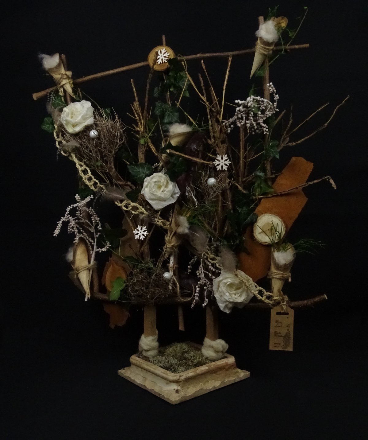 Breiter Dekostuhl mit Rosen und Efeu