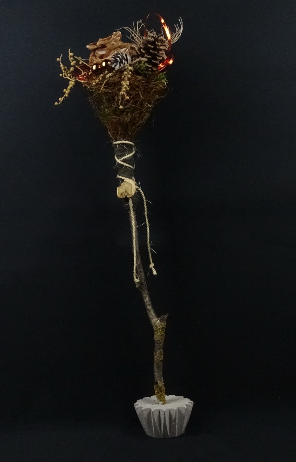 Blütenstab mit Rindenhaube und Kupferdraht