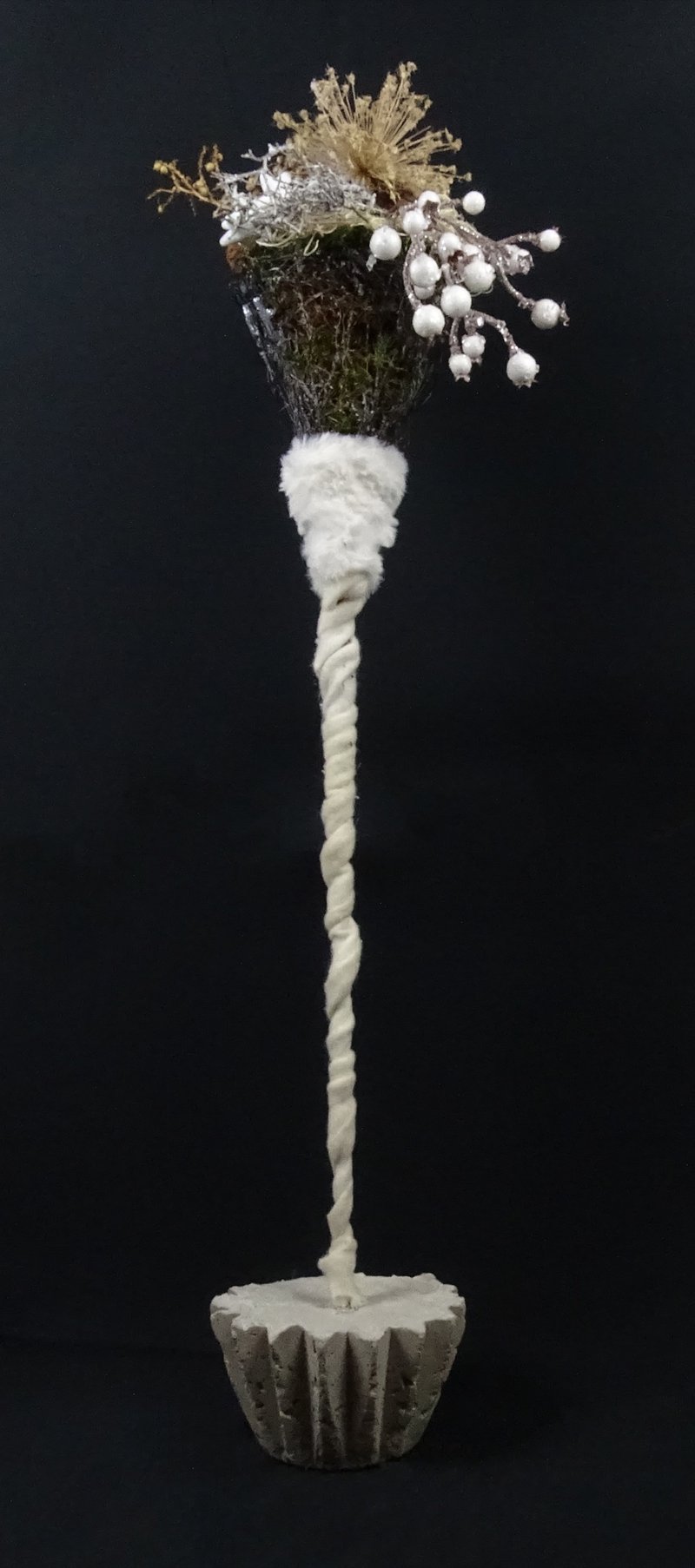 Blütenstab mit Trockenblumen und weißen Beeren